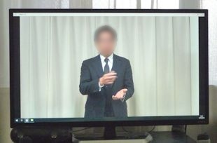 スピーチをする男性のビデオ録画