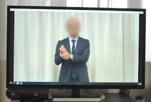 スピーチをする男性のビデオ録画